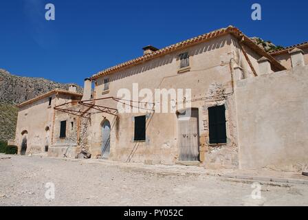 Alte landwirtschaftliche Gebäude zu Beginn der Boquer Valley Trail in Puerto Pollensa auf der spanischen Insel Mallorca am 30. September 2018. Stockfoto