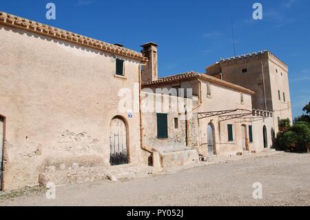 Alte landwirtschaftliche Gebäude zu Beginn der Boquer Valley Trail in Puerto Pollensa auf der spanischen Insel Mallorca am 30. September 2018. Stockfoto