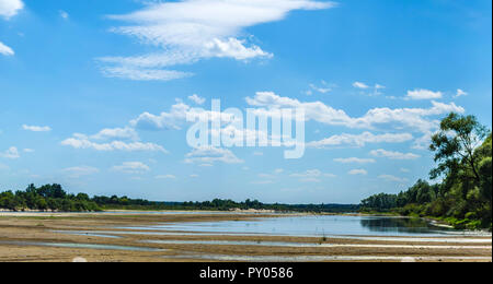 Getrocknete Fluss mit Risse im Boden. Belarussische Polesien. Pripyat Nationalpark Stockfoto