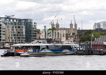 Ein Tornado Klasse Thames Clipper angedockt an der London Bridge City Pier mit Passagieren an Bord auf der Themse, London, UK Stockfoto