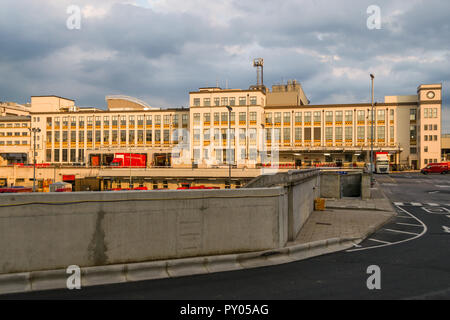 Die Mount Pleasant Mail Center, offiziell namens London Central Mail Mitte, hinten mit Royal Mail Lastkraftwagen und Fahrzeuge, London, UK Stockfoto