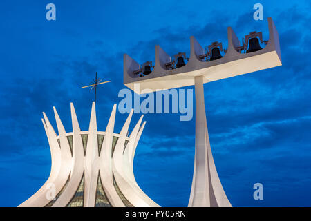 Die Kathedrale von Brasilia Äußeren mit Glockenturm in der Dämmerung, Brasilia, Brasilien Stockfoto