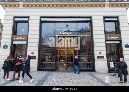 PARIS, Frankreich, 20. Dezember 2017: Cartier Logo auf Ihren Shop auf der Champs Elysee Avenue. Cartier ist eine französische Luxusgüter Konglomerat Unternehmen, Stockfoto