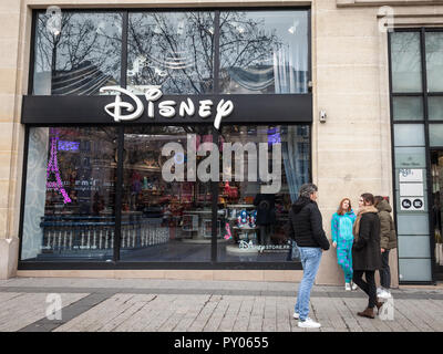 PARIS, Frankreich, 20. Dezember 2017: Kostümierte Personal eine Pause vor der Disney Store mit dem Logo auf der Champs Elysees. Auch als shopDisne bekannt Stockfoto