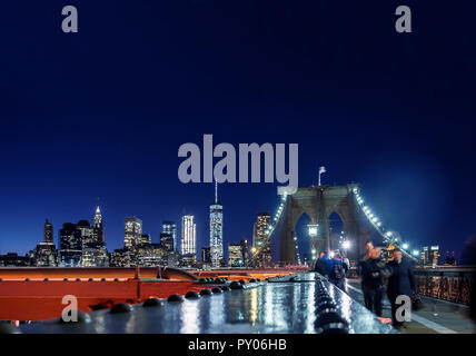 New York Night Skyline von der Brooklyn Bridge Fußgängerzone gesehen Stockfoto