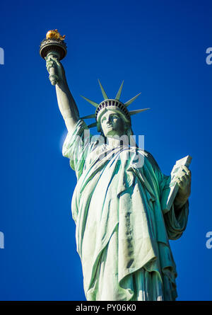 Ansicht von unten auf die berühmte Freiheitsstatue, Symbol der Freiheit und der Vereinigten Staaten Stockfoto