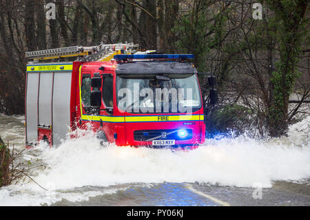 Ein Feuerwehrauto Hochwasser in Ambleside, Coniston Straße an Rothay Bridge im Lake District auf Samstag, 5. Dezember 2015, während sintflutartige Regenfälle vom Sturm Desmond durchlaufen. Stockfoto