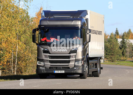 Lieto, Finnland - 19. Oktober 2018: Scania CNG/CGB Gas Powered P280 Lieferwagen auf Probefahrt in Scania Urban Tour 2018 Turku. Stockfoto