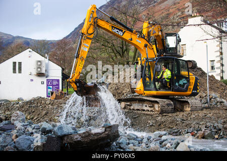 Am Samstag, den 5. Dezember 2015, Sturm Desmond stieß in Großbritannien, die die britische "Höchste je 24 Stunden Niederschlag insgesamt 341.4 mm. Sie überflutet die Lakeland Village Glenridding, die gerade erst anfangen, war zu reparieren, wenn ein anderer Zeitraum des schweren Regens am Mittwoch, 9. Dezember die Glenridding Beck verursacht seine Banken zu platzen, doch weitere Zerstörungen verursacht. Dieses Bild am nächsten Morgen am Donnerstag, den 10. Dezember der Gräber zu löschen Flut Ablagerungen, die versuchen, aus dem Fluss genommen." Stockfoto