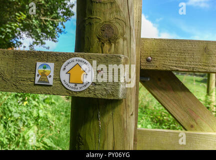 Ein Fußweg anmelden und ein Schild mit der Aufschrift "Zugang zur Natur, Cornwall' auf einem hölzernen Tor, Penrose Immobilien in der Nähe von Helston, Cornwall, England, Großbritannien Stockfoto