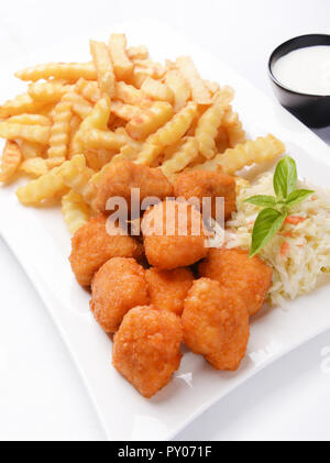 Chicken Nuggets mit Pommes frites und Salat Stockfoto