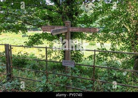 Eine hölzerne Wanderweg Wegweiser auf der Penrose Immobilien in der Nähe von Loe Bar, in der Nähe von Helston, Cornwall, England, Großbritannien Stockfoto