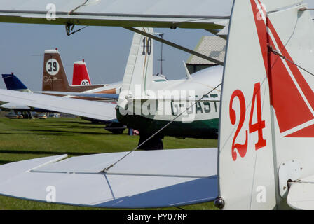 Leichte Flugzeuge mit Startnummern im Royal Aero Club RAeC Air Race Serie am Großen Oakley Flugplatz, Essex, Großbritannien. Private fliegen. Flugzeuge. Flugzeuge. Endstücke Stockfoto