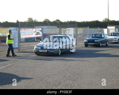 Ford Sierra RS Cosworth 4x4 und fiesta Rs 1800 in Donnington Park Rennstrecke an der RS Owners Club nationaler Tag - Eingabe von Anzeigen mit Ticket Marshall gezeigt Stockfoto