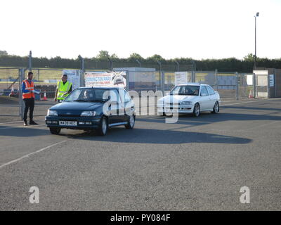 Ford Fiesta Mk3 rs Turbo und Escort RS 2000 in Donnington Park Rennstrecke an der RS Owners Club nationaler Tag - Eingabe von Anzeigen mit Ticket Marshall gezeigt Stockfoto