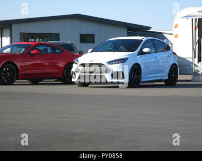 Ford Focus RS Mk3 und Mustang 5.0 Liter in Donnington Park Rennstrecke an der RS Owners Club nationaler Tag gezeigt Stockfoto