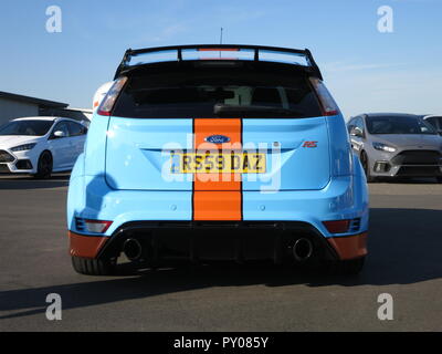 Ford Focus RS Mk2 at Donnington Park Rennstrecke an der RS Owners Club nationaler Tag gezeigt - custom Lackierung im Stil des GT 40 Gulf livery Rückansicht mit personalisierten Nummernschild Stockfoto