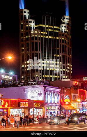 Nacht Stadtbild mit ATT Batman Gebäude und Broadway, Nashville, Tennessee, USA Stockfoto