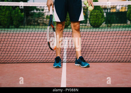 Beine der Tennisspieler vor Net Stockfoto