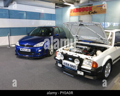 Ford Focus RS Mk1 Modell 2002 und Escort RS 1600 i 1983 Modell in Donnington Park Rennstrecke an der RS Owners Club National Day 2017 original concours Zustand gezeigt Stockfoto
