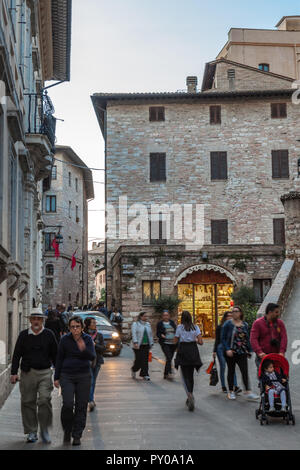 Touristen in den engen Gassen der Altstadt, Assisi, Perugia, Umbrien, Italien Stockfoto