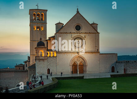 Basilika San Francesco in der Dämmerung, assisi. Perugia, Umbrien, Italien, Europa Stockfoto