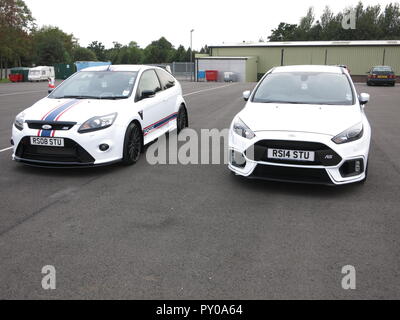 Ford Focus RS Mk2 und Mk3 in Donnington Park Rennstrecke an der RS Owners Club nationaler Tag beide Weiß mit personalisierten Anmeldung 2018 gezeigt Stockfoto