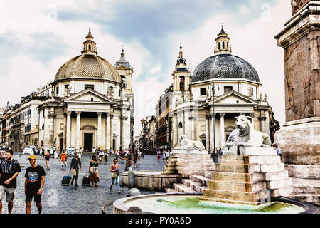 Rom/Italien - 27 August, 2018: Blick auf die Piazza del Popolo und der Kirchen aus dem Brunnen Stockfoto