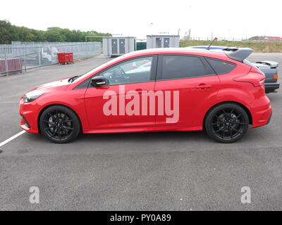 Ford Focus RS Mk3 in limited edition Rot auf der RS OWNERS CLUB National day at Donnington Park Rennstrecke - Seitenansicht des Auto Stockfoto