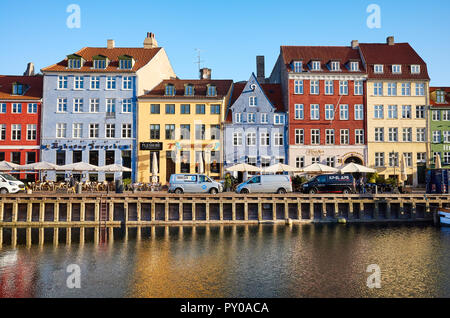 Kopenhagen, Dänemark - 22. Oktober 2018: Vorderansicht des Nyhavn, der aus dem 17. Jahrhundert berühmten Waterfront, Kanal- und Unterhaltungsviertels im Stadtzentrum. Stockfoto