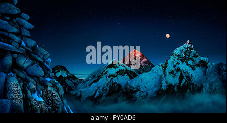 Landschaft mit Vollmond über den Mount Everest, Gebete und den Berg Nuptse, Kala Pattar, Khumbu, Nepal Stockfoto