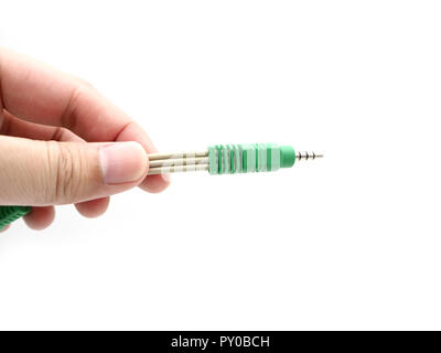 Hand mit einem Jack instrument Kabel auf einem weißen Hintergrund. Stockfoto