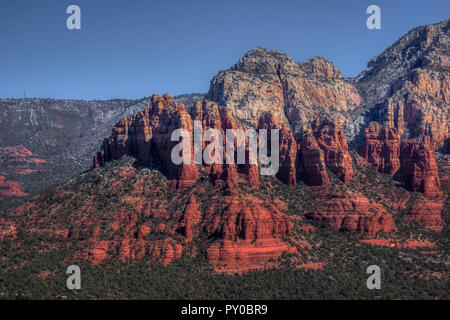 Ansicht von bunten in Munds Berg bedeckt mit Patches von Schnee in der Nähe der Spitze, Sedona, Arizona Stockfoto