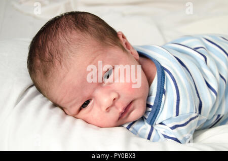 Zwei Wochen alte Neugeborene baby boy zur Festlegung auf weißem Blatt wach, in der Nähe Stockfoto