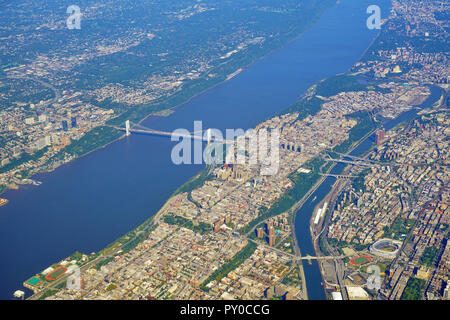 Luftaufnahme von der George Washington Bridge über den Hudson River zwischen New York und New Jersey Stockfoto