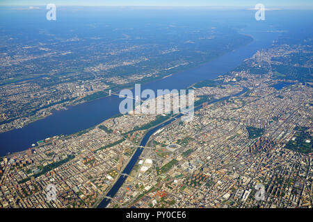 Luftaufnahme von der George Washington Bridge über den Hudson River zwischen New York und New Jersey Stockfoto