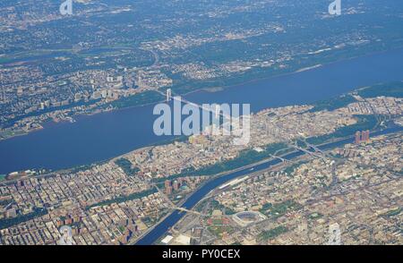 Luftaufnahme von der George Washington Bridge über den Hudson River zwischen New York und New Jersey Stockfoto