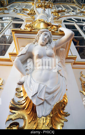 Statue. Haupttreppe des Winter Palace. Die Eremitage. Sankt Petersburg, nordwestlich, Russland. Stockfoto