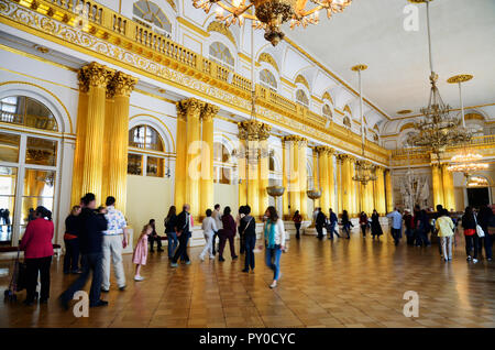 Die Armorial Halle oder Wachstube, ist mit riesigen panoplies Stuck dekoriert. Die StateWinter Schloss Eremitage. Sankt Petersburg, nordwestlich, R Stockfoto