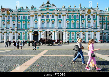 Das Winterpalais Fassade. Das Winterpalais war die offizielle Residenz der russischen Monarchen. Heute ist die restaurierte Palast ist Teil eines Komplexes von Stockfoto