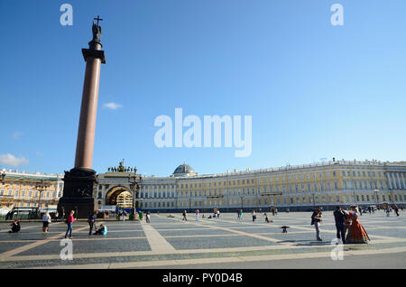 Das Gebäude ist ein Gebäude mit einer 580 m langen bogenförmigen Fassade, am Schlossplatz in Sankt Petersburg, Russland befindet sich vor dem W Stockfoto