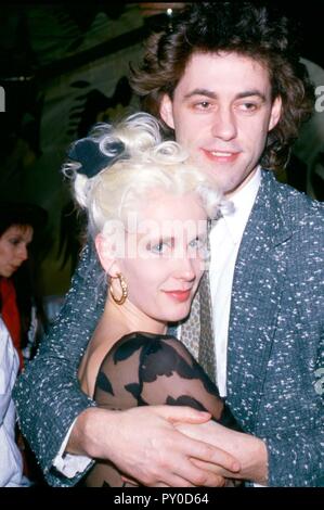 Bob Geldof und Paula Yates. Geldof, ist ein ehemaliges Mitglied der Boomtown Rats und Organisator von Live Aid 1985, £ 40 m für die Hungerhilfe in Afrika aufgewachsen ist derzeit die Förderung seiner neuen Venture, um die Armut in der Welt Geschichte Live 8. Die Veranstaltung wird im Londoner Hyde Park am 2. Juli statt. Zahlreiche Big Bands und Künstler wie Coldplay und Elton John sind bereits eingestellt. Hier abgebildet in den späten 80ern. Ref: LMK 11-17-070605 Credit: Landmark/MediaPunch Stockfoto