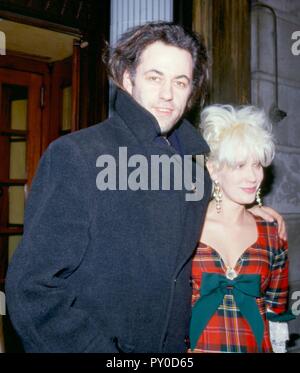 Bob Geldof und Paula Yates. Geldof, ist ein ehemaliges Mitglied der Boomtown Rats und Organisator von Live Aid 1985, £ 40 m für die Hungerhilfe in Afrika aufgewachsen ist derzeit die Förderung seiner neuen Venture, um die Armut in der Welt Geschichte Live 8. Die Veranstaltung wird im Londoner Hyde Park am 2. Juli statt. Zahlreiche Big Bands und Künstler wie Coldplay und Elton John sind bereits eingestellt. Hier abgebildet in den frühen 90ern. Ref: LMK 11-17-070605 Credit: Landmark/MediaPunch Stockfoto