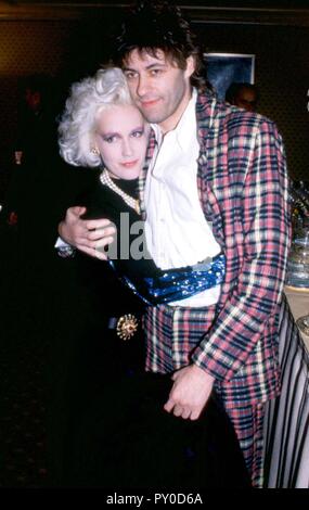 Bob Geldof und Paula Yates. Geldof, ist ein ehemaliges Mitglied der Boomtown Rats und Organisator von Live Aid 1985, £ 40 m für die Hungerhilfe in Afrika aufgewachsen ist derzeit die Förderung seiner neuen Venture, um die Armut in der Welt Geschichte Live 8. Die Veranstaltung wird im Londoner Hyde Park am 2. Juli statt. Zahlreiche Big Bands und Künstler wie Coldplay und Elton John sind bereits eingestellt. Hier abgebildet in den frühen 90ern. Ref: LMK 11-17-070605 Credit: Landmark/MediaPunch Stockfoto