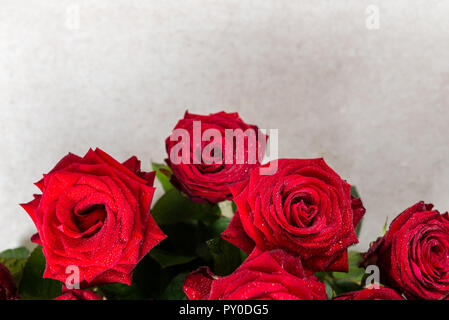 Strauß roter Rosen für St Valentines Tag auf hellgrauem Hintergrund Stockfoto