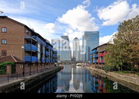 Canary Wharf Wolkenkratzer gesehen vom Eingang der West India Docks London Docklands England Großbritannien Stockfoto