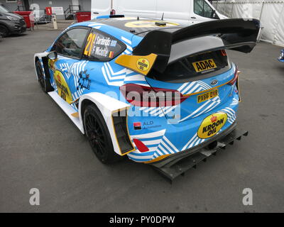 Ford Fiesta RS WRC Rally Auto in Donnington Park Rennstrecke an der RS Owners Club Nationalfeiertag in Kroon Oil livery nach der ADAC Rallye Deutschland Deutschland 2018 hintere und seitliche Ansicht angezeigt Stockfoto