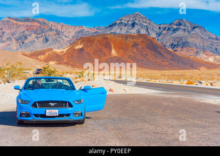 Kalifornien, USA - Februar 3, 2018: Blau Ford Mustang auf dem Hintergrund der Landschaft im Death Valley. Kopieren Sie Platz für Text Stockfoto