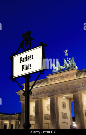 Die verkehrsschild Pariser Platz in Berlin mit Denkmal Brandenburger Tor im Hintergrund. Stockfoto