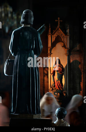 Nonnen unter Statuen in San Sebastian, nur Alle - Stahl Kirche in Asien, Manila, Philippinen Stockfoto